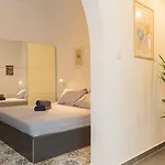 לינה וארוחת בוקר Aime's House 3*