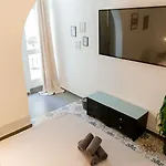 לינה וארוחת בוקר Aime's House סליאמה